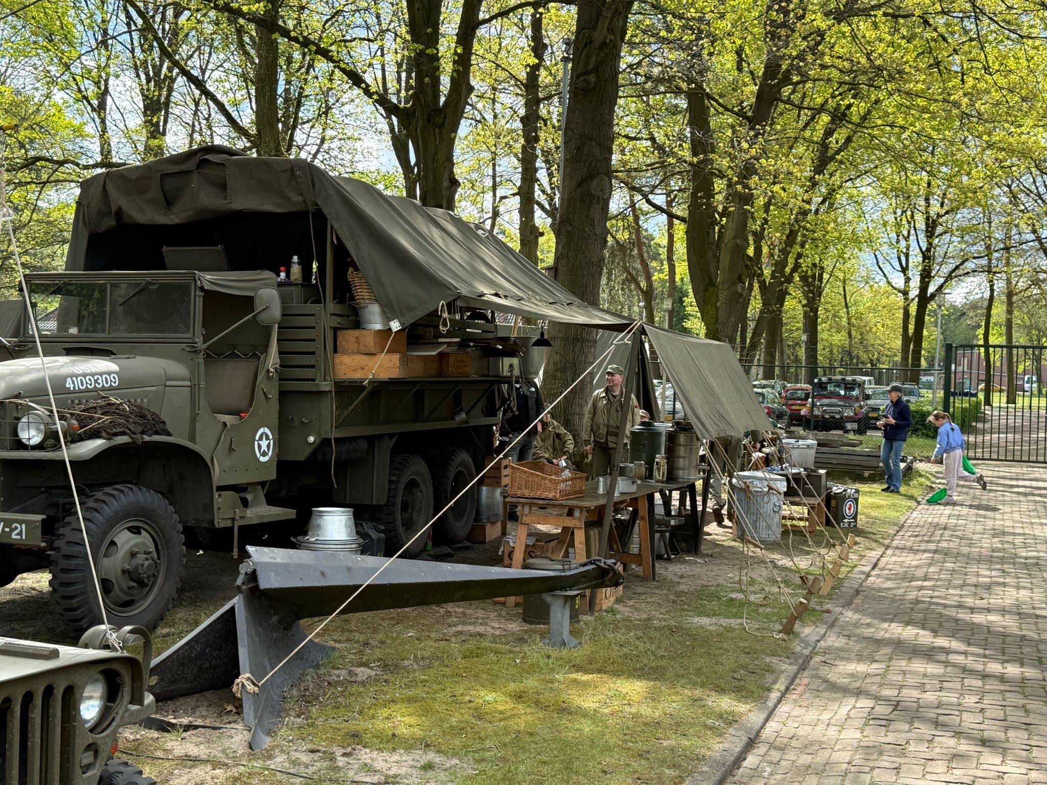 Afbeelding van een GMC-truck met daarvoor een aantal re-enacters van MARS in de Genietuin